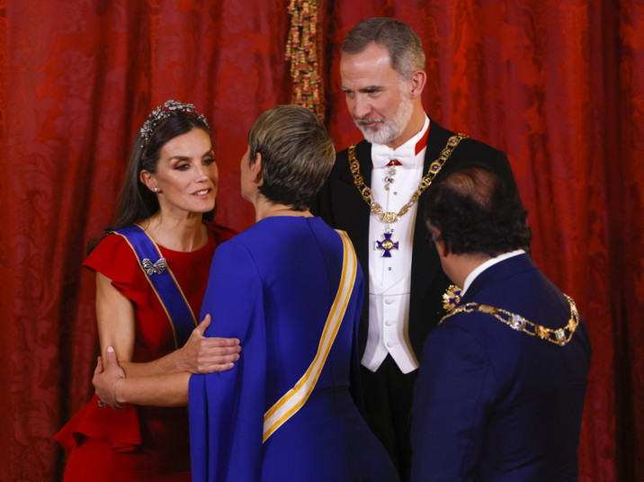 Królowa Letycja i król Filip VI oraz prezydent Kolumbii Gustavo Petro i jego małżonka Veronica Alcocer. Spotkanie w Madrycie