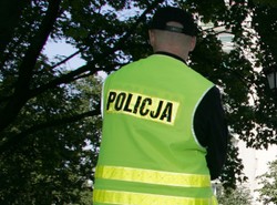 Policja negocjuje z desperatem na kominie