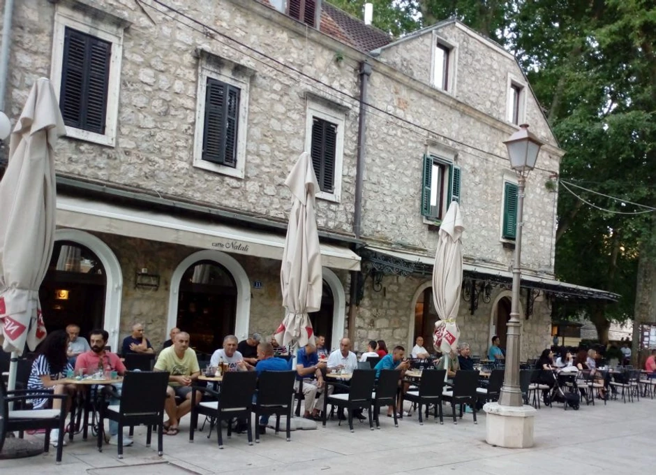 Trebinjci uživaju ispod platana