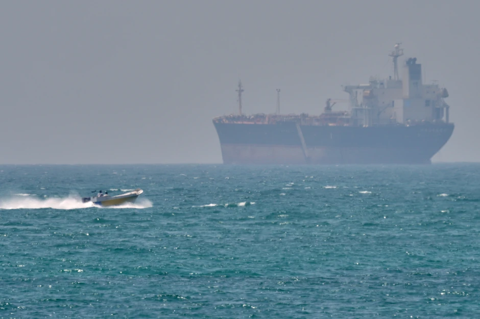 Čamac prolazi pored tankera u Ormuskom zalivu kod obale iranskog ostrva Kešm 18. aprila