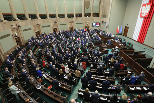 Posłowie na sali obrad Sejmu w Warszawie.