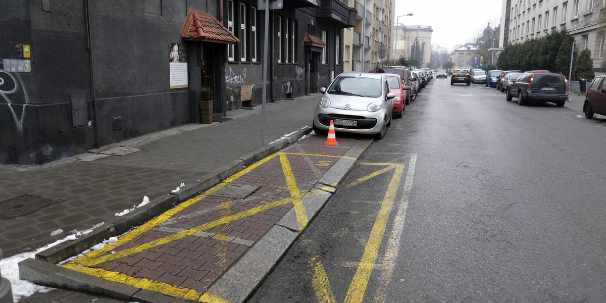 Katowice. Koperty zajmują miejsca parkingowe w centrum 