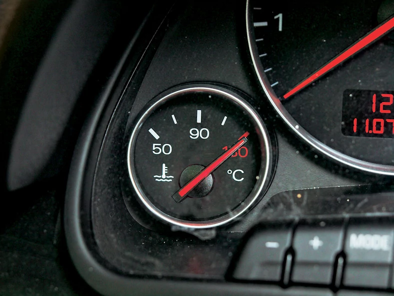 Zgaś silnik, jeśli wskaźnik temperatury wchodzi głęboko na czerwone pole. Motor może się przegrzać w kilka sekund