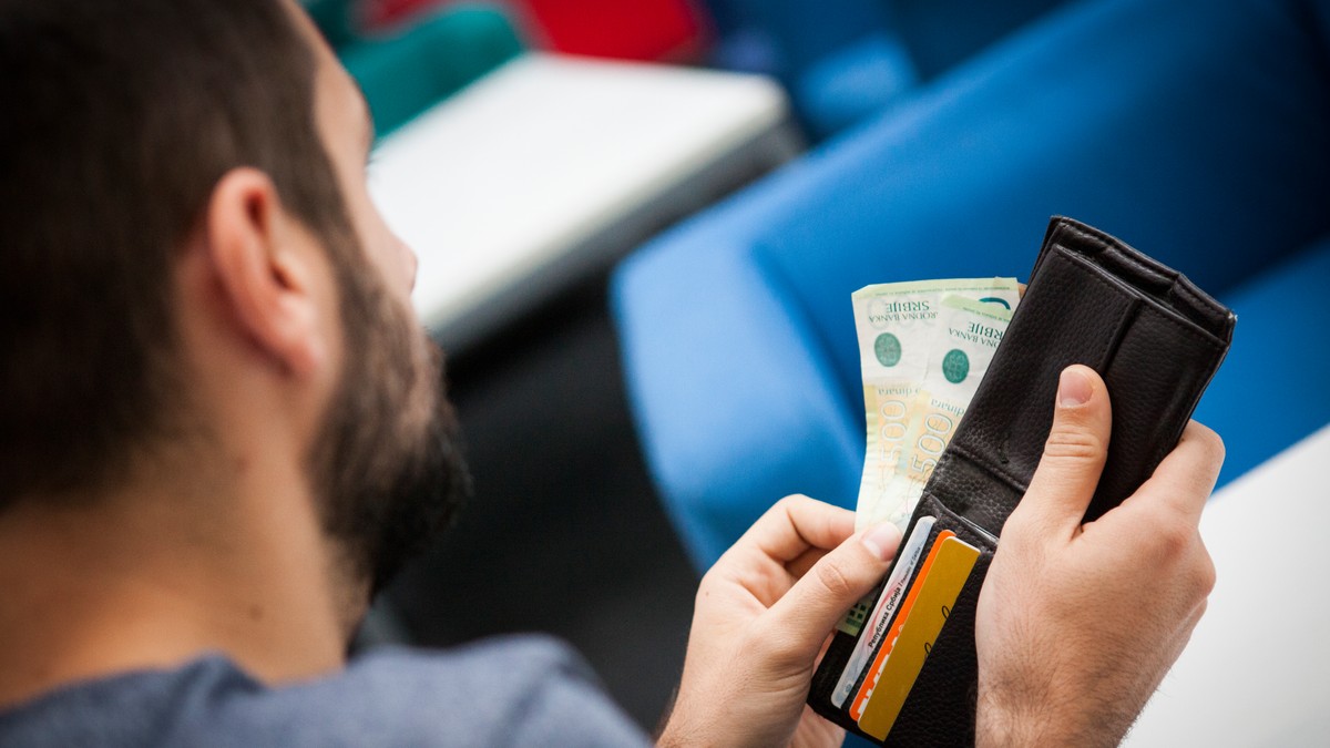 KO U DRŽAVI IMA NAJVEĆU, A KO NAJMANJU PLATU? Razlika u kovertama je veća od 40.000 dinara, a evo gde je zabeležen najniži prosek
