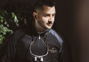 Primetili ste da svi imaju iste keramičke zube? Naš najpoznatiji stomatolog dr Kozomara radi sasvim dugačije