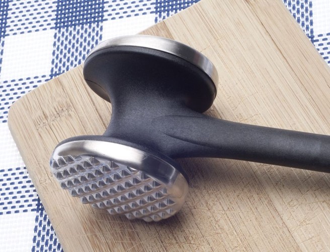 Sprzęty kuchenne w rodzaju zestawu noży, garnków czy maszynki do mielenia mięsa także lepiej sobie podarować...