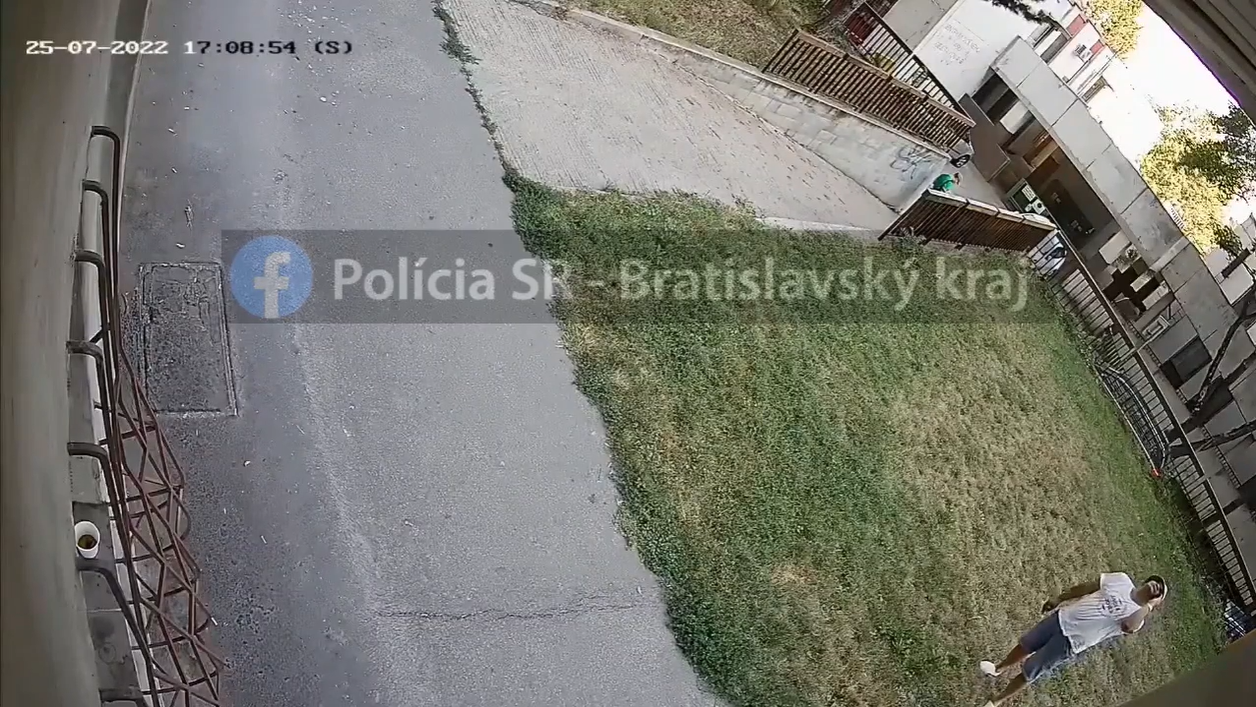 Seniorka z Petržalky vyhodila podvodníkovi z balkóna 11 000 eur.