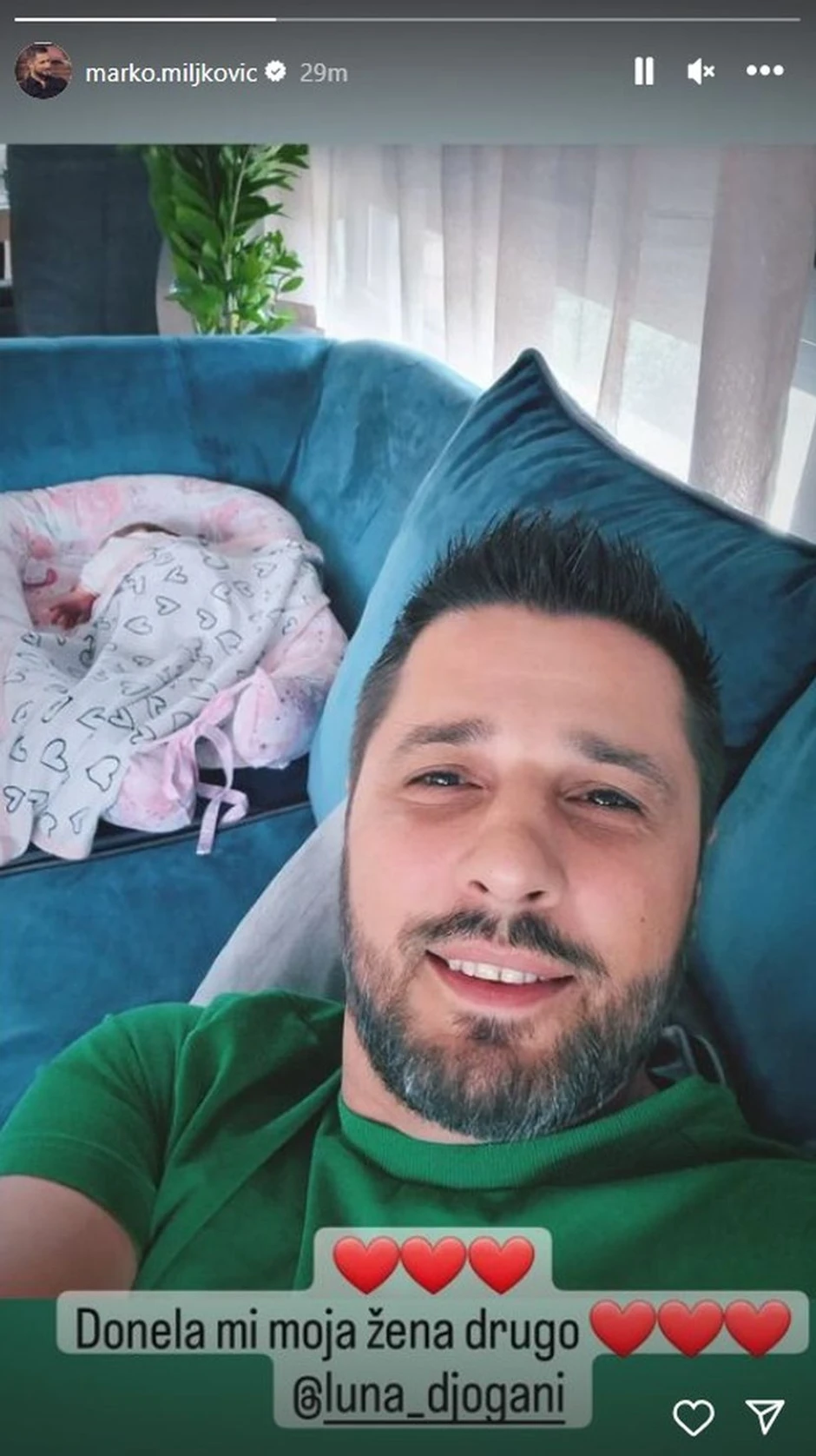 Marko Miljković sa doveo ćerku iz porodilišta