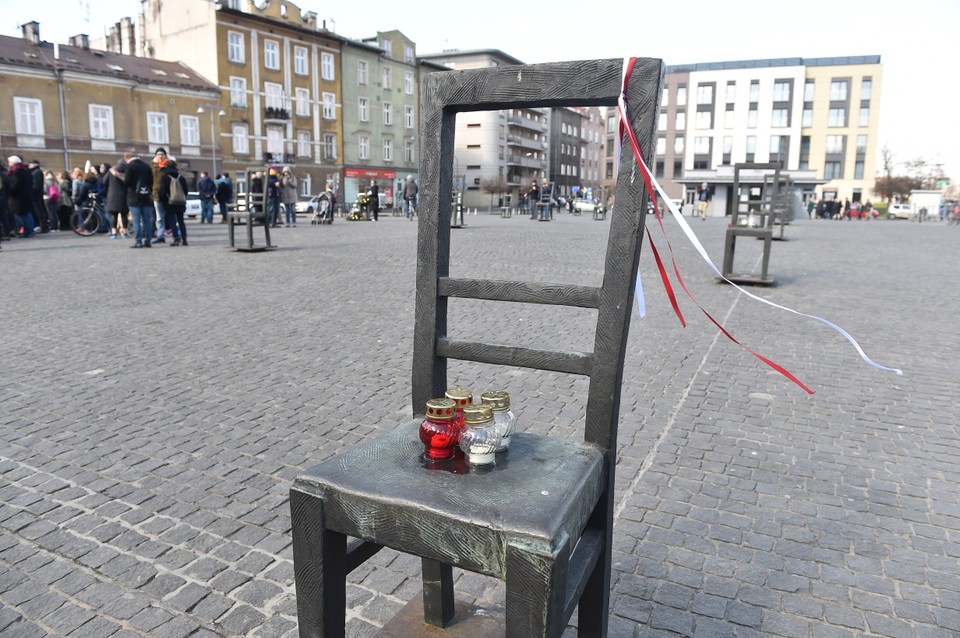 KRAKÓW MARSZ PAMIĘCI 74. ROCZNICA LIKWIDACJI GETTA  (krzesła-pomniki)