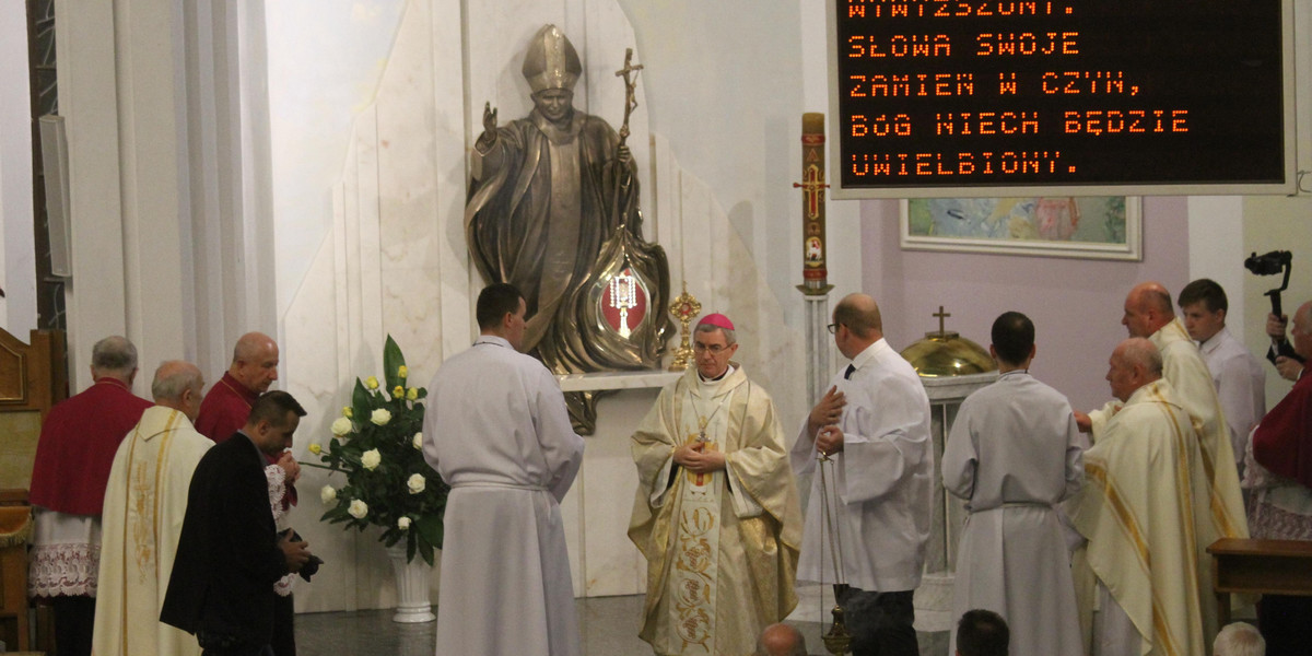 Poświecenie relikwarium i umieszczenie relikwi św. Jana Pawła II w katderze w Rzeszowie