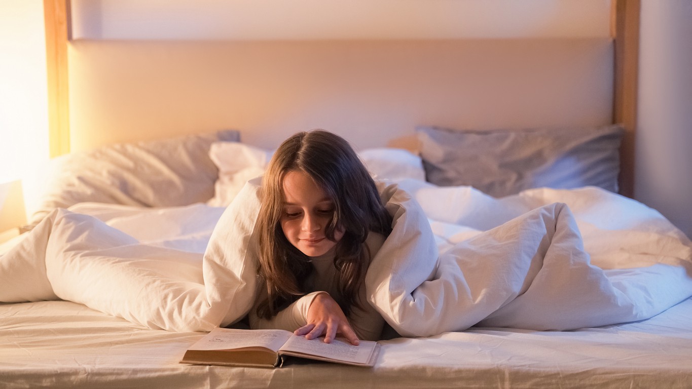 Dobrá kniha je skvelý spôsob, ako sa pred spaním uvoľniť.