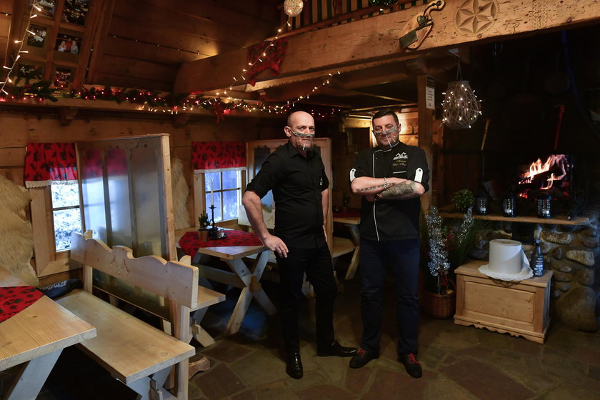 Krzysztof Klus i szef kuchni Mateusz Chyc-Magdzin są dumni, że mogą pracować razem z gwiazdą skoków