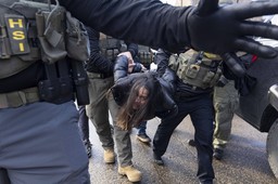 protesty w minneapolis. ice użyło gazu łzawiącego pod lokalną szkołą