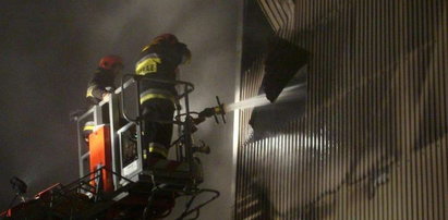 Strażak ranny w wielkim pożarze fabryki