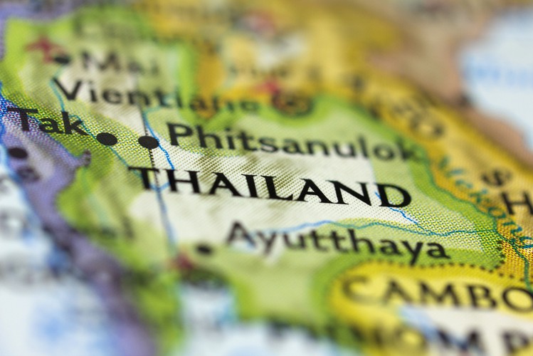 <strong>Wielki Pałac Królewski w Bangkoku i Kanchanaburi</strong>
<br></br>
W samej stolicy Tajlandii, Bangkoku, dla zwiedzających otwarty jest m.in. Wielki Pałac Królewski. Okazały kompleks jeszcze do połowy XX wieku był oficjalną rezydencją króla. 
<br></br>
Z kolei Kanchanaburi to spokojne nadrzeczne miasto otoczone zielonymi górami i żyznymi polami trzciny cukrowej. Pobliska prowincja obejmuje siedem parków narodowych, dzięki czemu miasto jest doskonałą bazą wypadową dla pieszych wycieczek w dziewicze pustkowie Tajlandii. Warto w tym miejscu dołączyć do jednej z wielu turystycznych wypraw wiodących do wodospadów, jezior, jaskiń i innych malowniczych miejsc z unikatową przyrodą.
<br></br>