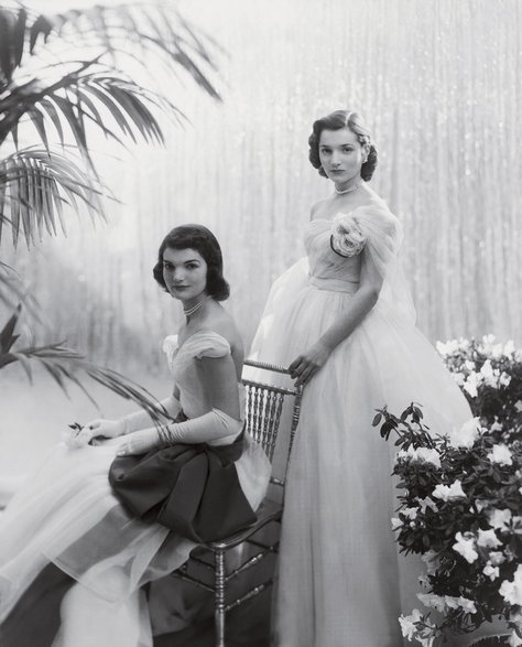 Portret z „Vogue’a”, 1951 rok Siostry Bouvier w stylizacji balowej.