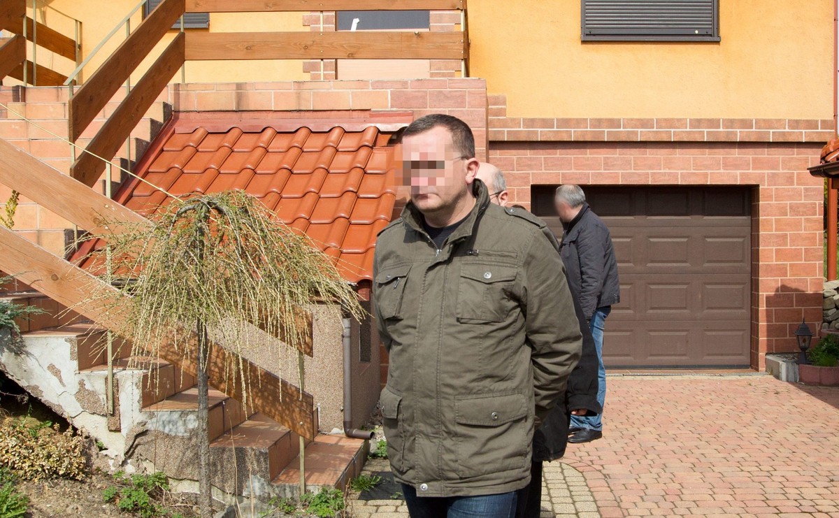 Dariusz P. przed swoim domem w czasie policyjnych czynności