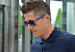 Lewandowski w ciemnych okularach na lotnisku w Barcelonie. Najnowsze zdjęcia polskiego piłkarza