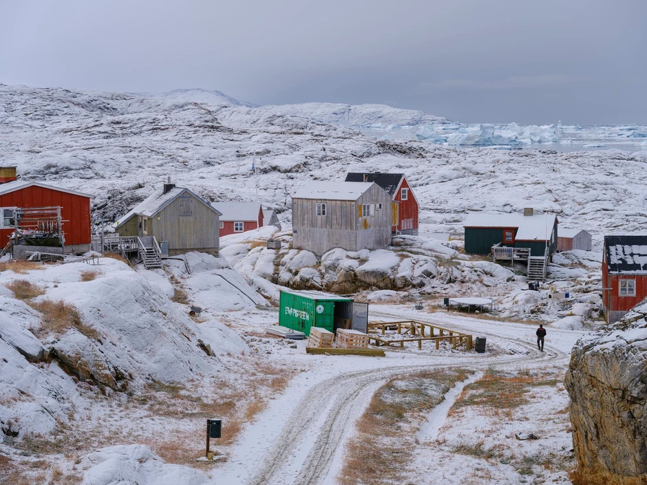 Malo inuitsko selo Tinit na obali ledenog fjorda Sermilik u istočnom Grenlandu
