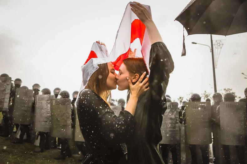 Kryscina i Maryja całują się na manifestacji w Mińsku