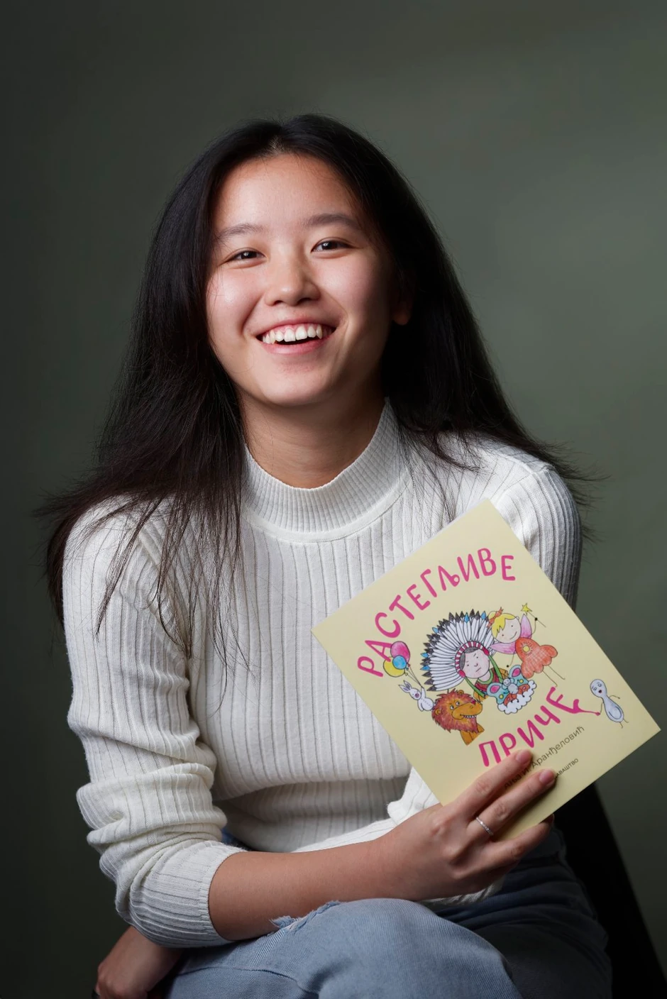 Una Cang sa Anjinom knjigom "Rastegljive priče"