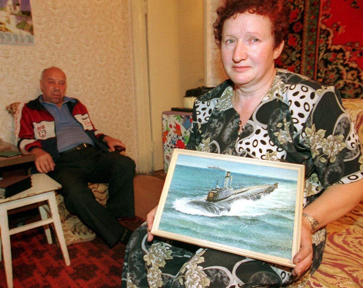 Anatoly Leonov i Sofya Leonova, rodzice starszego bosmana sztabowego Dmitry Leonova, który zginął w zatopionej łodzi podwodnej Kursk na Morzu Barentsa. Zdj. archiwalne z sierpnia 2000 r.