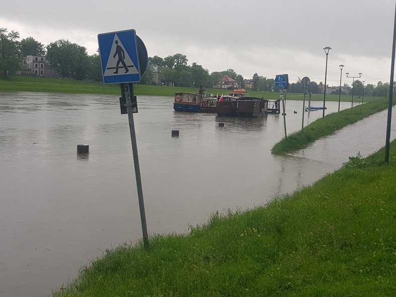 Woda zalała bulwary wiślane