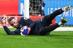 Marcin Bułka zawalił bramkę. Przez to jego drużyna straciła punkty [WIDEO]