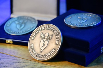 A Richter arra törekszik, hogy globális innovátor legyen néhány kulcsfontosságú tudományos területen, miközben elkötelezett a gyógyszerek világszerte elérhetőbbé tétele mellett. Az 1901-ben alapított, magyarországi székhelyű, 2024-ben 4,7 milliárd eurós piaci kapitalizációval és 2,2 milliárd eurós árbevétellel rendelkező vállalat Közép-Európa legnagyobb K+F központját működteti. Áttörő kutatásokat végez a neuropszichiátria és a nőgyógyászat területén, míg a biotechnológia és generikus készítmények a „megfizethető” kezelési portfóliót erősítik. A fenntartható növekedés iránt elkötelezett Richter a kutatás-fejlesztésbe, a gyártási kiválóságba és a digitalizációba fektet be az orvosi innováció előmozdítása érdekében.