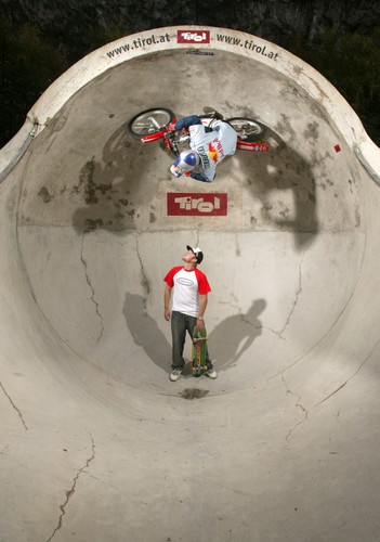 ...lub po suficie...