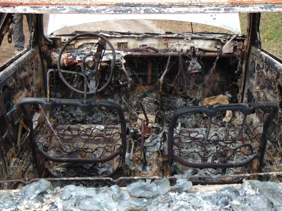 Moguće je da je auto planuo kada su lopovi pokušali da ga startuju preko pokidanih kablova