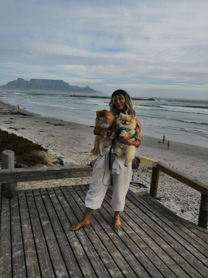 Angelique z ukochanymi psami już w RPA