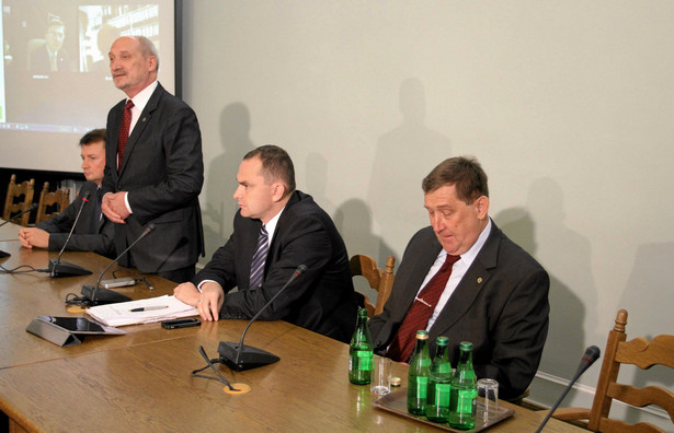Przewodniczący klubu PiS Mariusz Błaszczak, przewodniczący zespołu Antoni Macierewicz, poseł PiS Adam Kwiatkowski i profesor Jacek Rońda