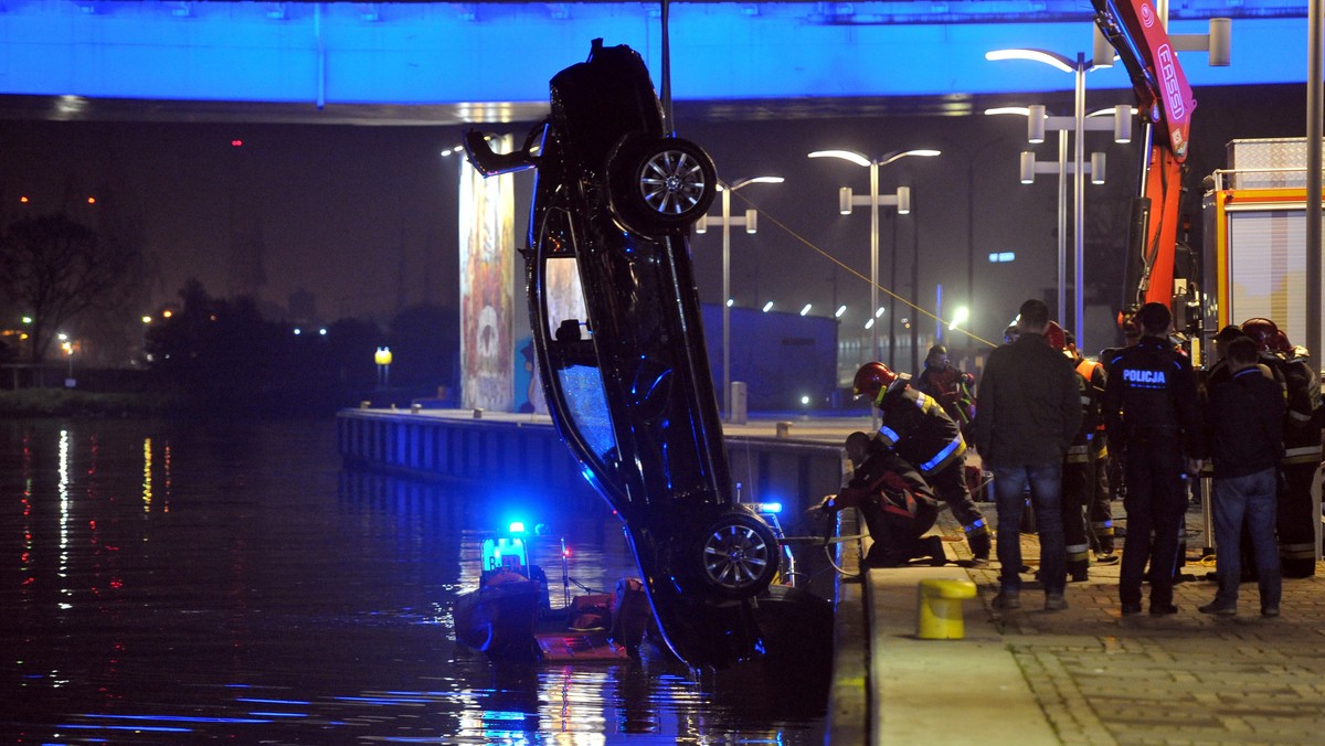 SZCZECIN WYPADEK SAMOCHÓD W ODRZE (akcja wydobycia samochodu)