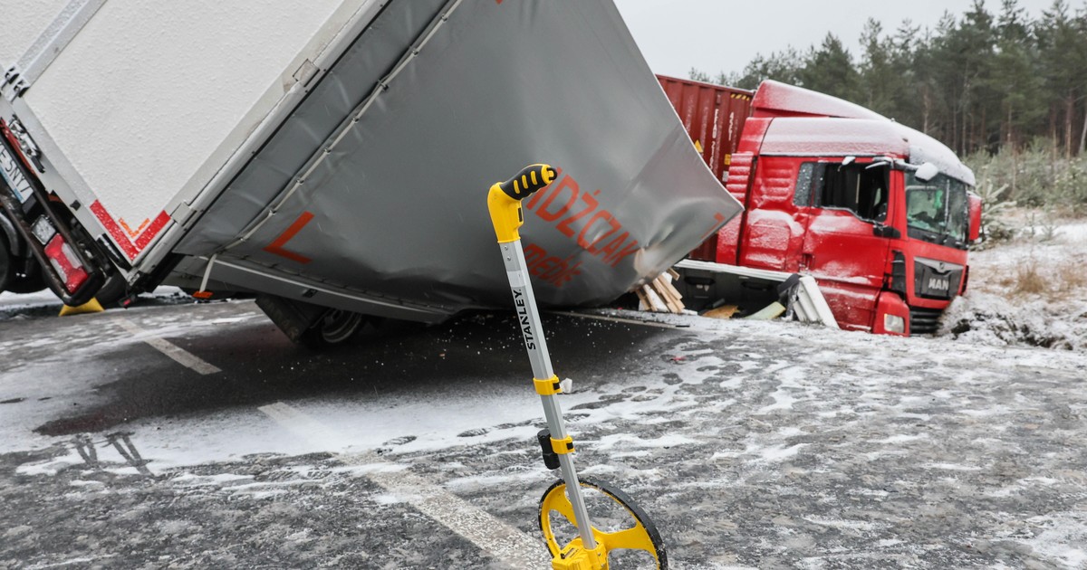 Niebezpieczny wypadek na DK 11. Droga jest w pełni zablokowana