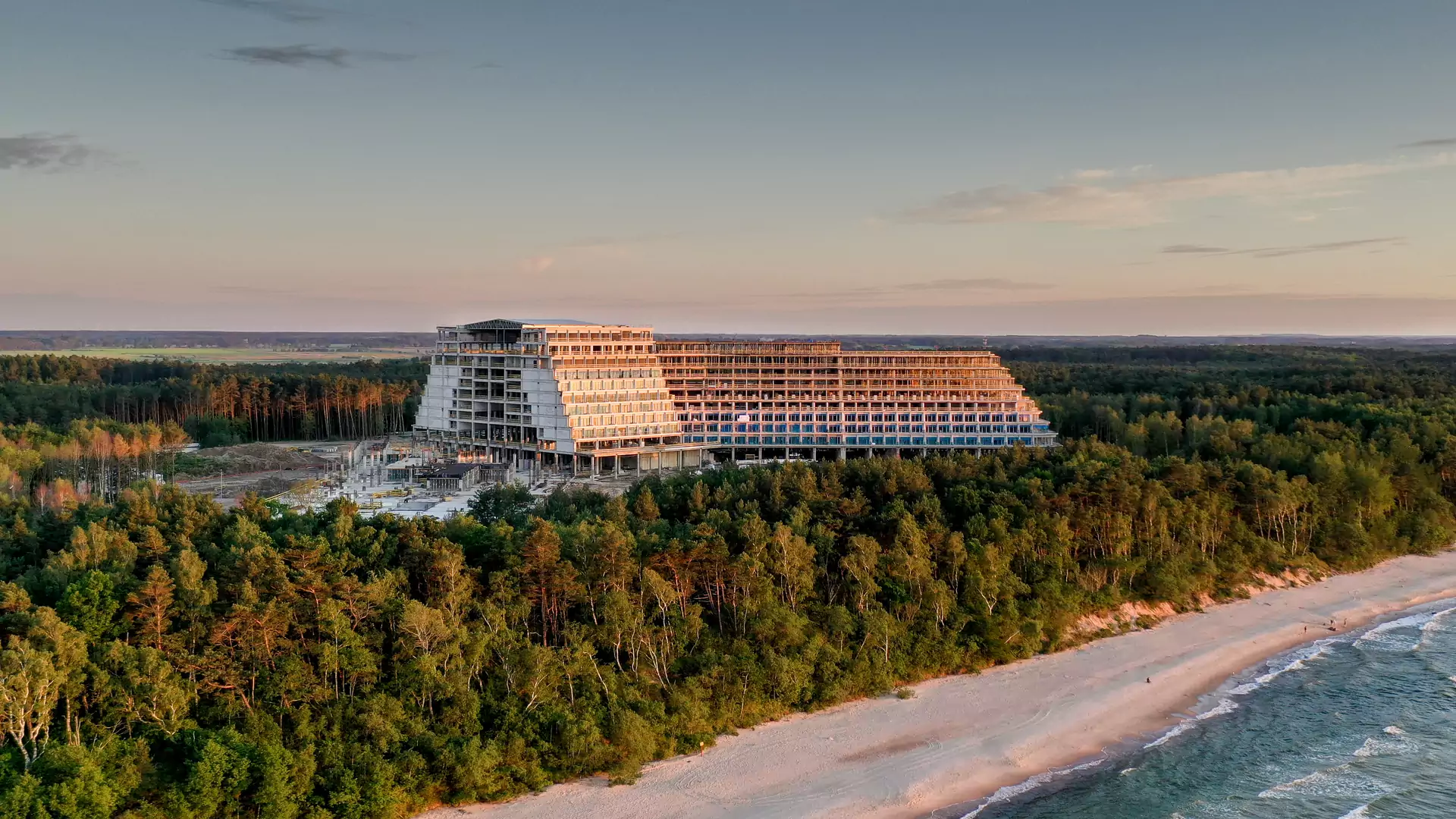 Największy hotel w Polsce stanął w Pobierowie. Pokoje wielkości mieszkań i podziemne lodowisko