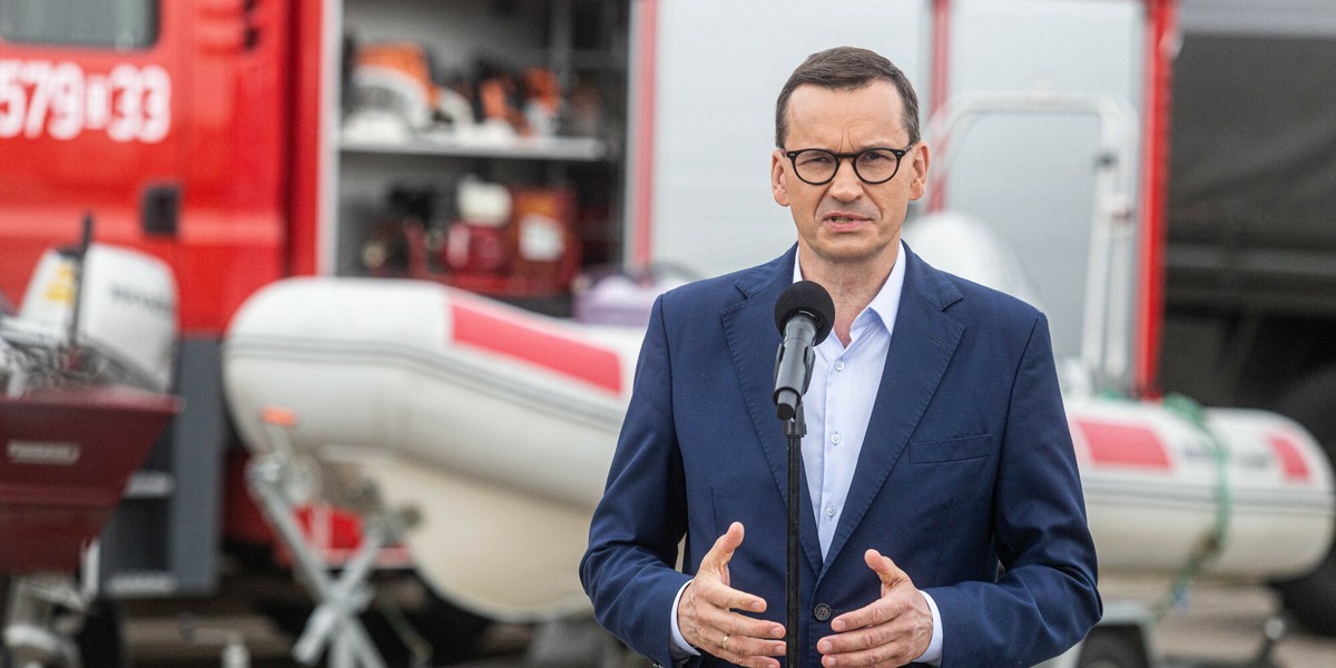 Premier Morawiecki podczas konferencji prasowej w Urazie (woj. dolnośląskie).