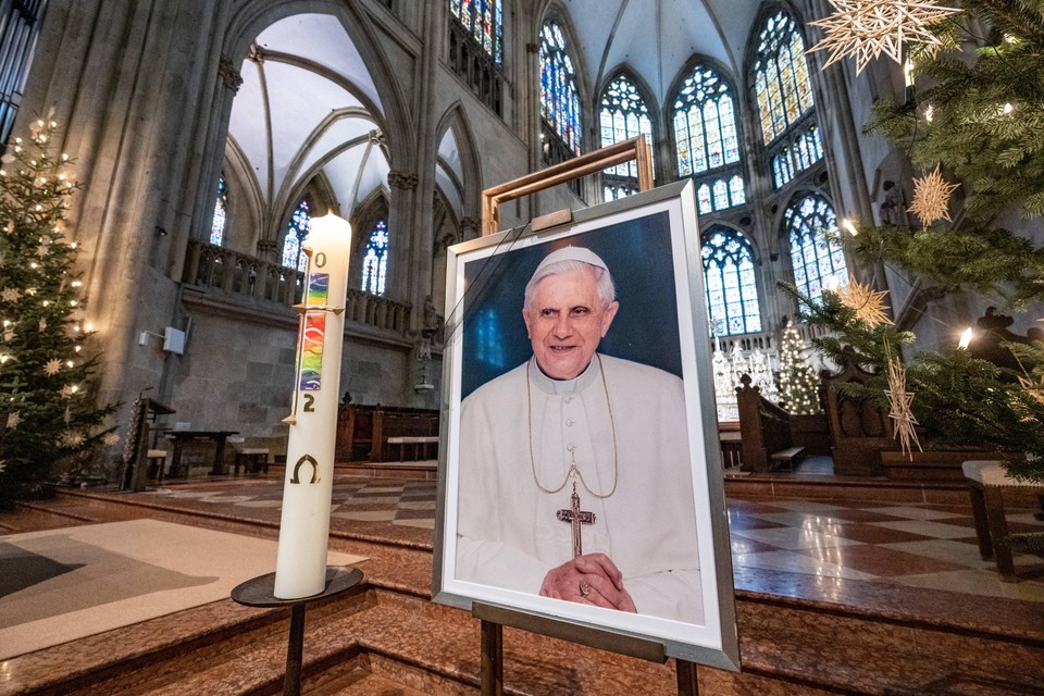 Obraz z papieżem emerytem Benedyktem XVI stoi w katedrze św. Piotra w Ratyzbonie w Niemczech