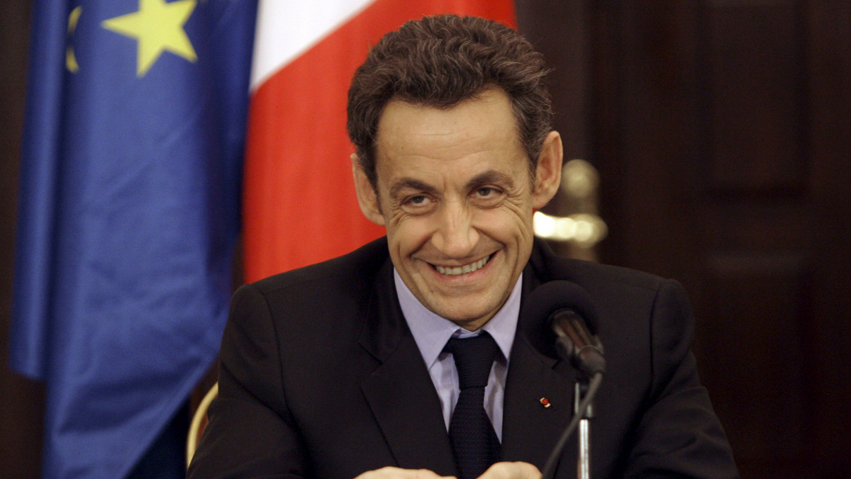 Prezydent Nicolas Sarkozy poczynił nieznaczne ustępstwa wobec przeciwników niezwykle kontrowersyjnej we Francji reformy emerytalnej. Nie rezygnuje jednak z głównego powodu protestów - podniesienia wieku przejścia na emeryturę z 60 do 62 lat.
