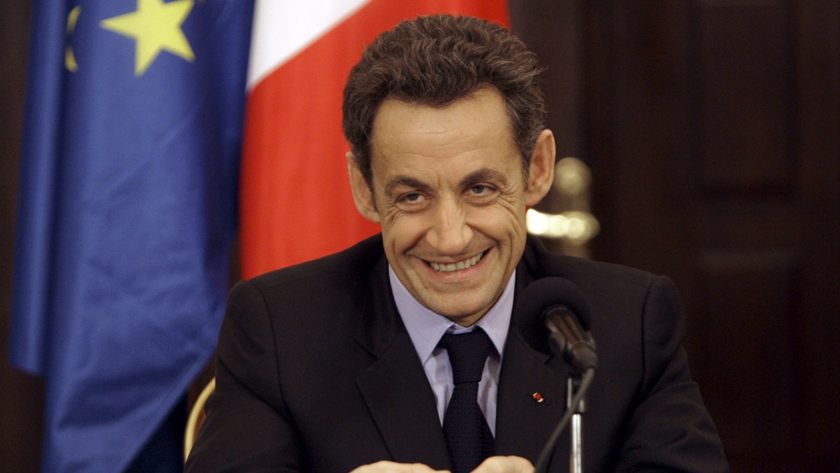 Prezydent Nicolas Sarkozy poczynił nieznaczne ustępstwa wobec przeciwników niezwykle kontrowersyjnej we Francji reformy emerytalnej. Nie rezygnuje jednak z głównego powodu protestów - podniesienia wieku przejścia na emeryturę z 60 do 62 lat.