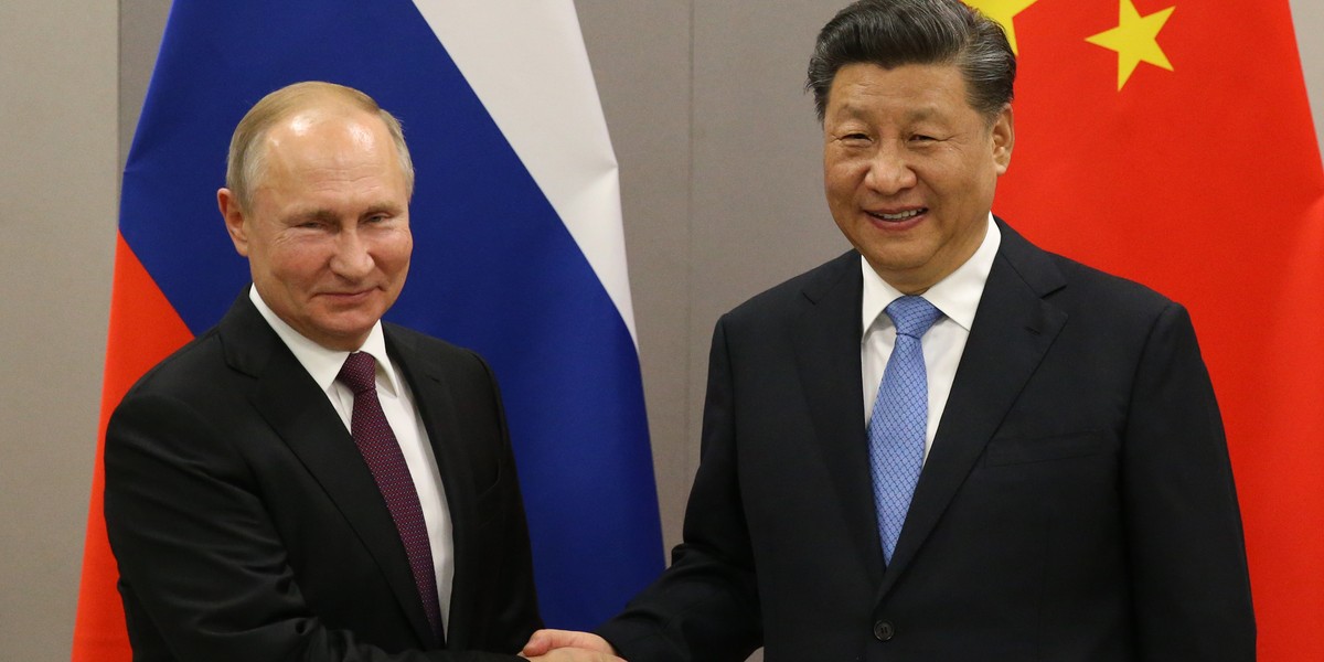 Prezydent Rosji Władimir Putin (z lewej) i prezydent Chin Xi Jinping.