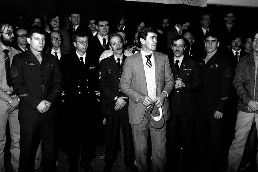 Grupna fotografija talaca snimljenih u bolnici u Visbadenu, gde su proveli nekoliko dana nakon oslobađanja