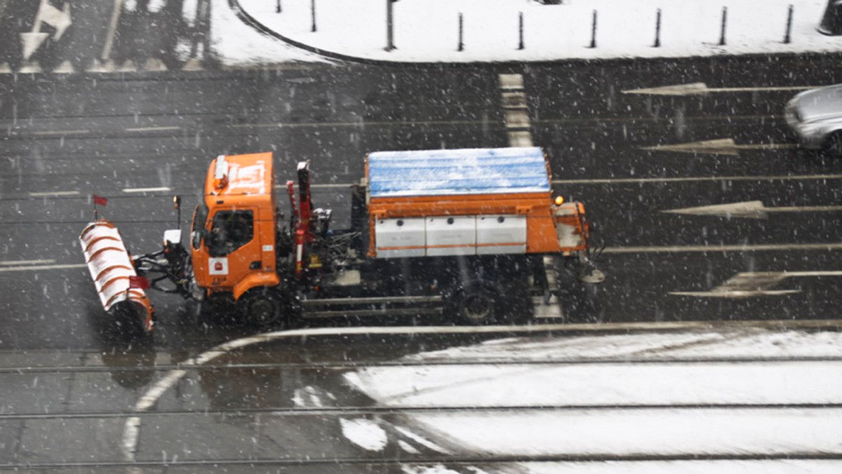 Instytut Meteorologii i Gospodarki Wodnej wydał ostrzeżenia pierwszego stopnia dla dziesięciu województw w centralnej i południowej Polsce. Meteorolodzy przewidują marznące opady deszczu oraz oblodzenie. Na drogach będzie bardzo niebezpiecznie.