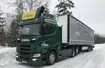 Hybrydowa Scania R450 na drodze E16 w Szwecji