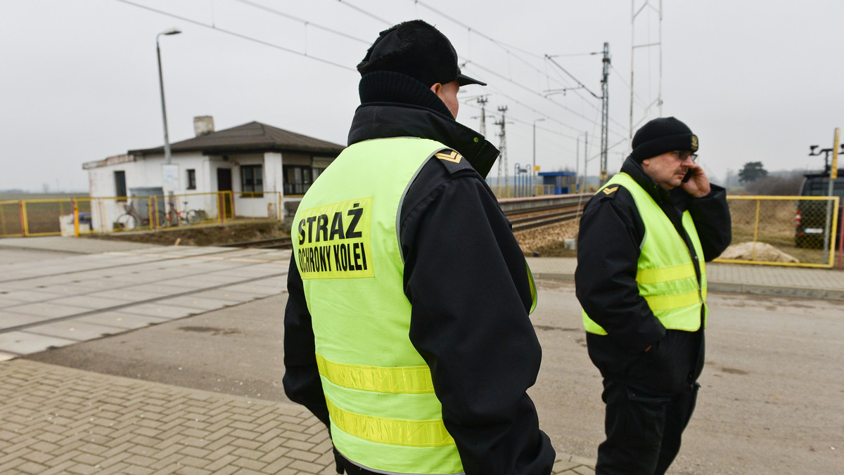 Dwóch policjantów miało ukraść koks. Nagrała ich kamera