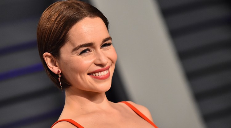 Emilia Clarke-nak a való életben is lett három sárkánya