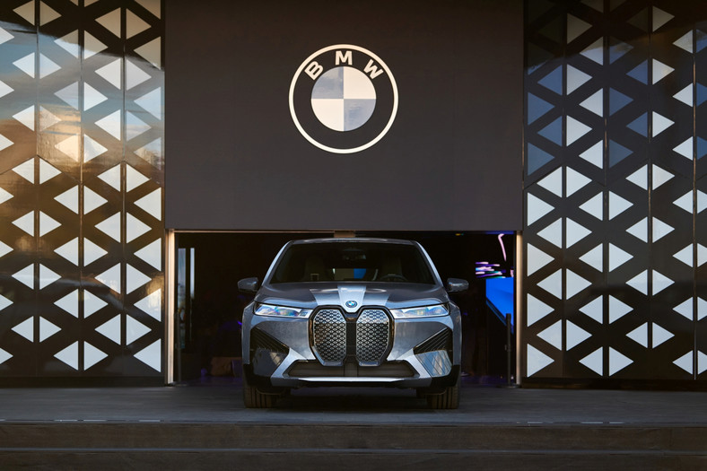 CES 2022: BMW Theater Screen — kino samochodowe nowej generacji