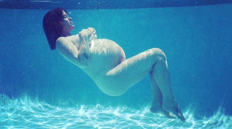 Az énekesnő anyaszült meztelenül lebeg a víz alatt a hatalmas pocakjával /Fotó: Instagram