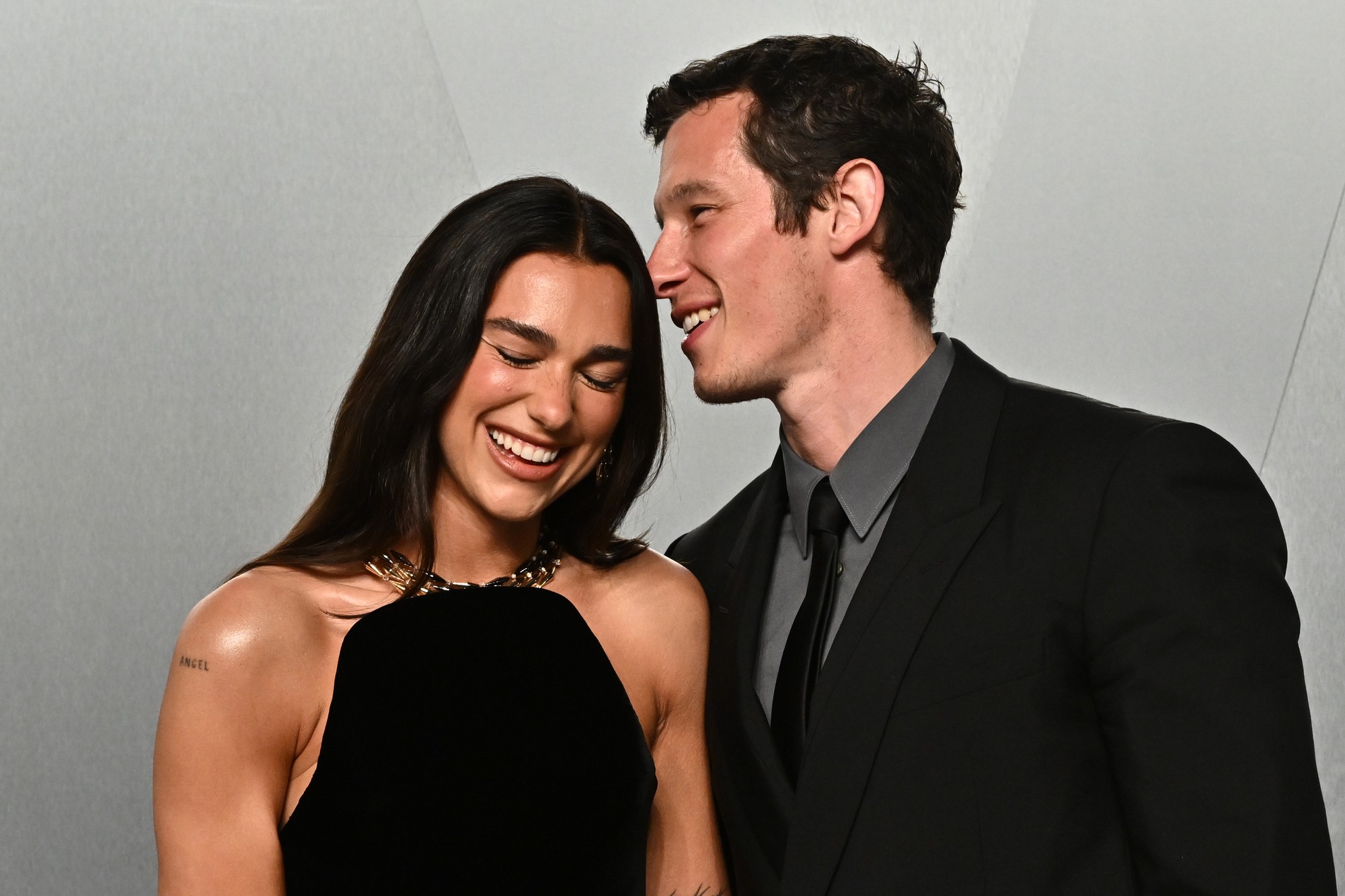 Dua Lipa a Callum Turner.