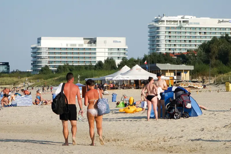 Polacy do tej pory często woleli wakacje w ciepłych krajach, na zdjęciu plaża w Świnoujściu